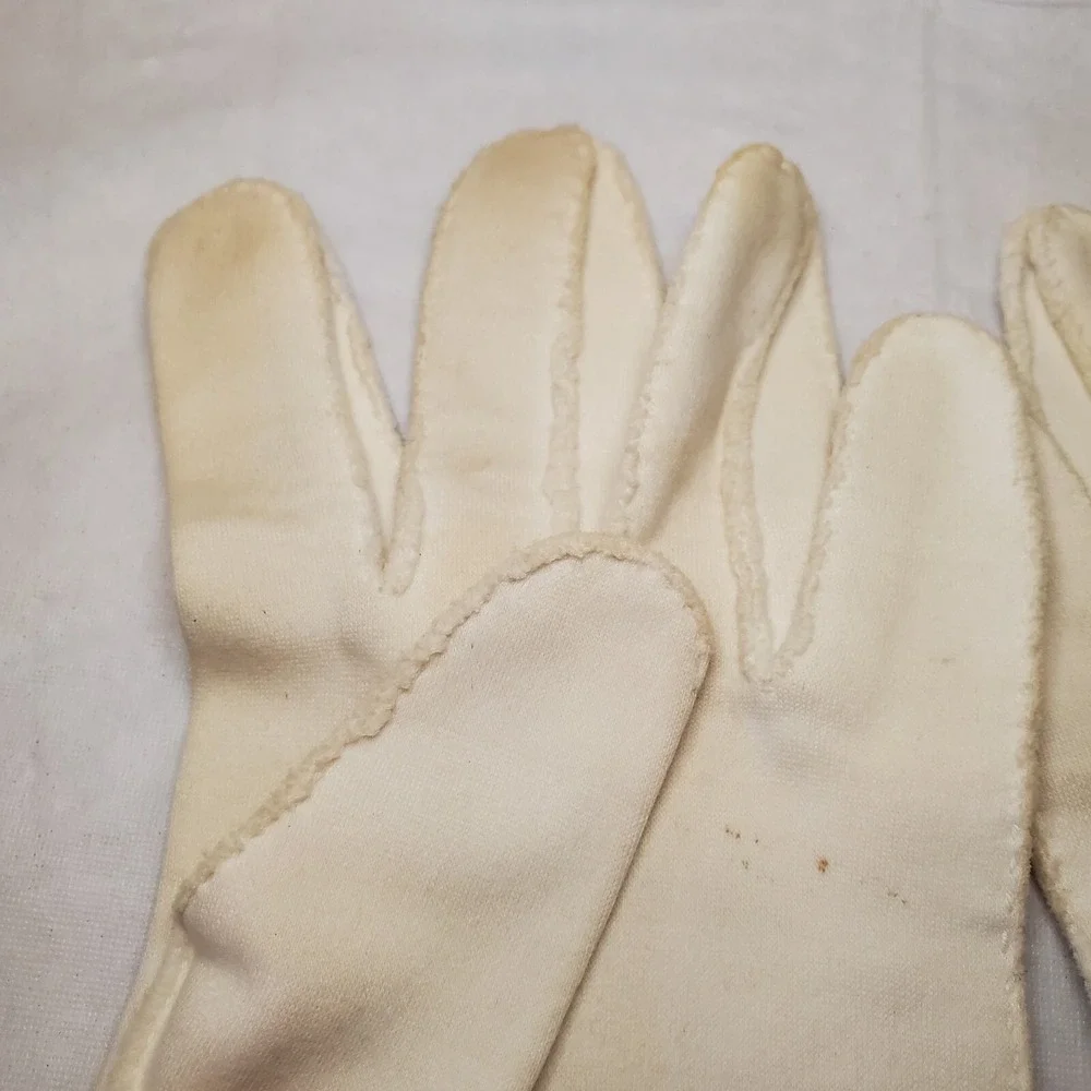 Vintage 1950s American Cotton Scalloped Ladies‎ Gloves With Eyelets. Ivory Color